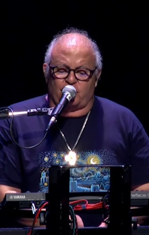 Influenciado pelo pai, cirurgião e violonista amador, aprendeu cavaquinho, bandolim e piano aos seis anos. Ao ingressar no curso de Arquitetura da FAU, formou a banda Moto Perpétuo, grupo de rock progressivo, com Cláudio Lucci, Diógenes, Gerson Tatini e Egydio Conde, em 1973. No primeiro álbum do grupo, ele compôs 9 das 11 músicas do disco.
