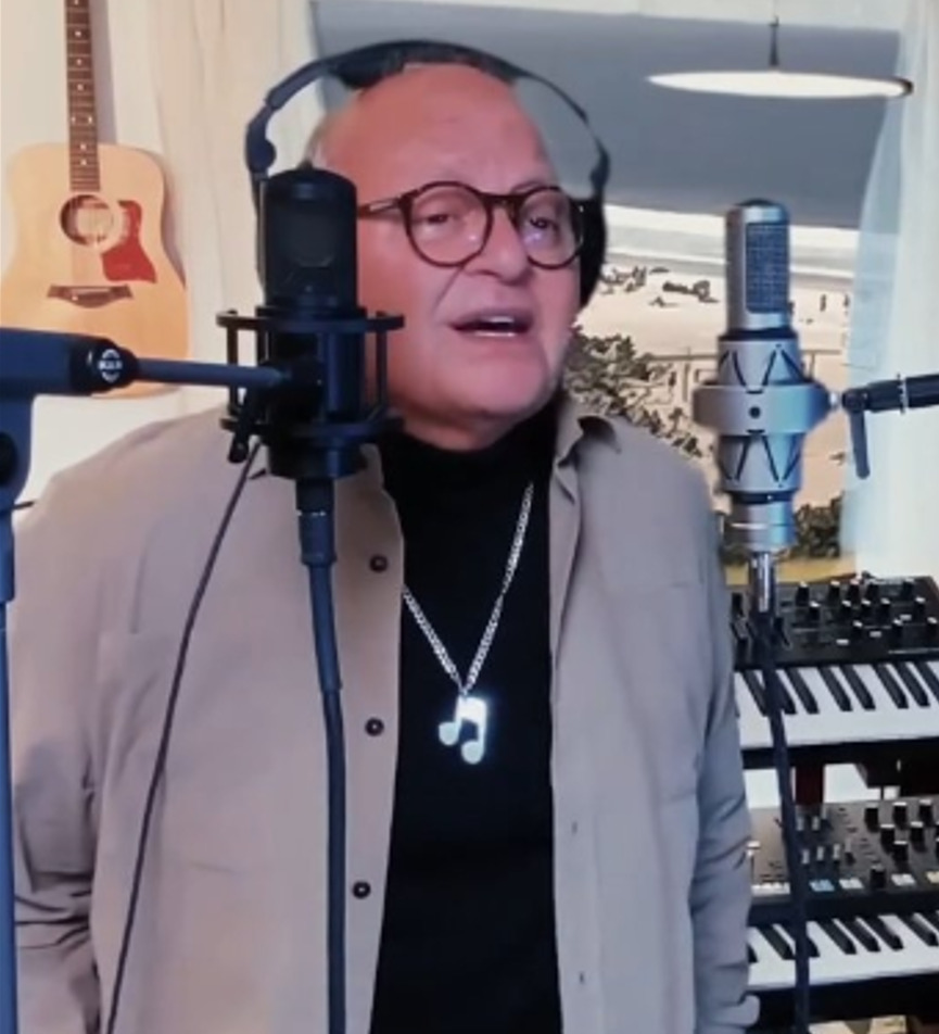 Depois de sair do grupo em 1975, ele fez sucesso na carreira solo quase que imediatamente com a música 