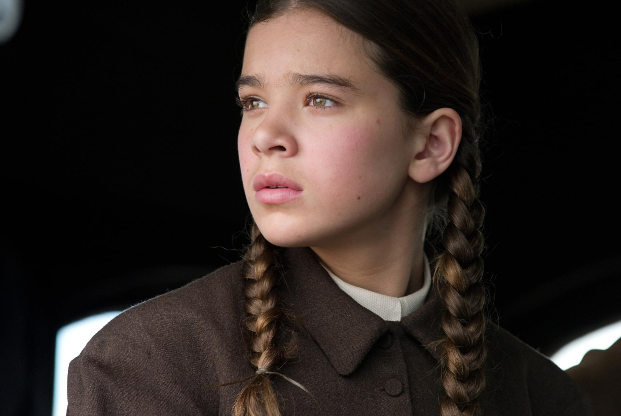 <p>Depois de superar milhares de candidatas, conquistou seu primeiro papel no cinema em “Bravura Indômita”, adaptação do romance de Charles Portis. No filme de 2010, interpretou uma adolescente que busca o assassino do pai no Arkansas e no Território Indígena após a Guerra Civil. Atuou ao lado de Jeff Bridges, Josh Brolin e Matt Damon e recebeu sua primeira indicação ao Oscar na categoria de Melhor Atriz Coadjuvante.</p>
