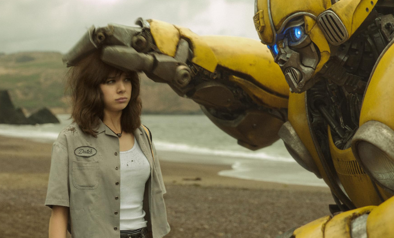 <p>Em 2018, apostou em produções de grande orçamento e estrelou “Bumblebee”, filme da franquia “Transformers”, como Charlie, uma adolescente que descobre que seu Fusca amarelo é, na verdade, um robô alienígena. No mesmo ano, dublou Gwen Stacy em “Homem-Aranha: No Aranhaverso” e reprisou a personagem em “Homem-Aranha: Através do Aranhaverso”, de 2023.</p>
