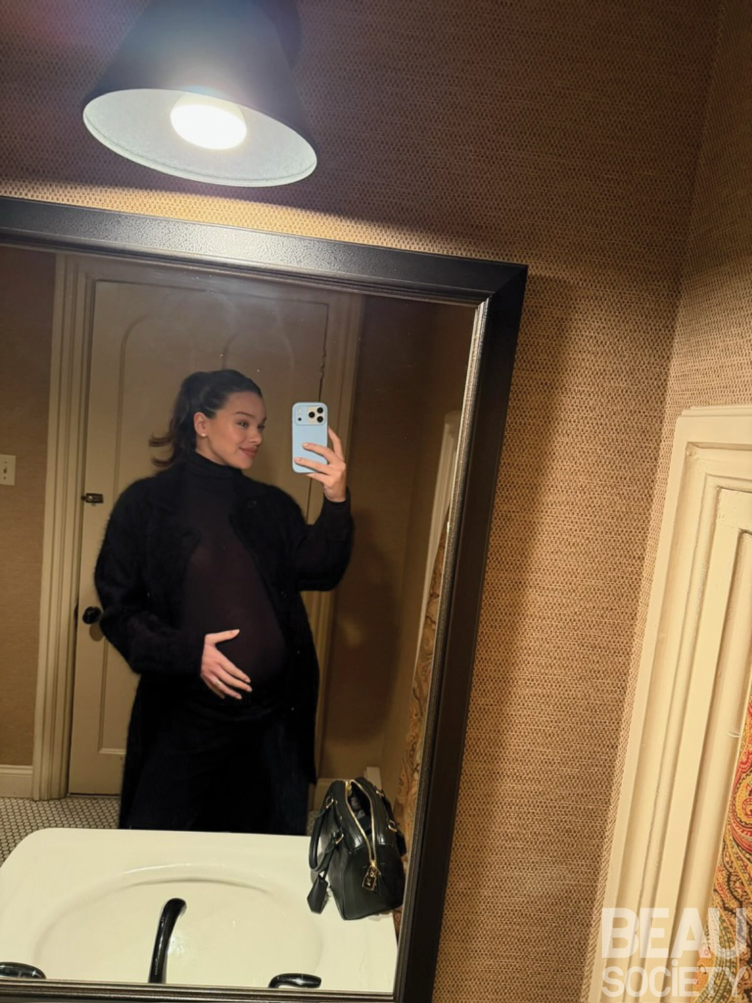 <p>Hailee Steinfeld não compareceu à cerimônia, apesar da indicação. Sua ausência aconteceu poucas semanas antes do nascimento de seu primeiro filho com o marido, Josh Allen, quarterback do time de futebol americano, Buffalo Bills, o que indica que a atriz optou por se manter afastada devido à proximidade do parto.</p>
