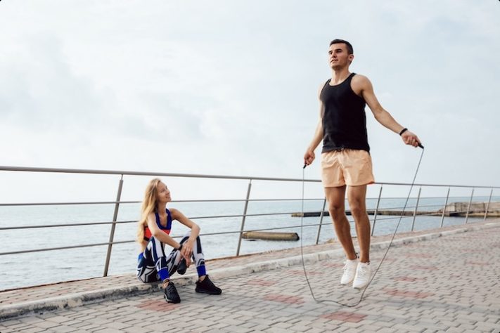 Homem pulando corda - Freepik/freepic.diller