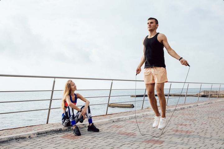 Diferentemente de atividades mais leves, como caminhadas, essa prática mobiliza vários grupos musculares ao mesmo tempo, especialmente pernas, abdômen e braços e exige um esforço ainda maior do organismo.