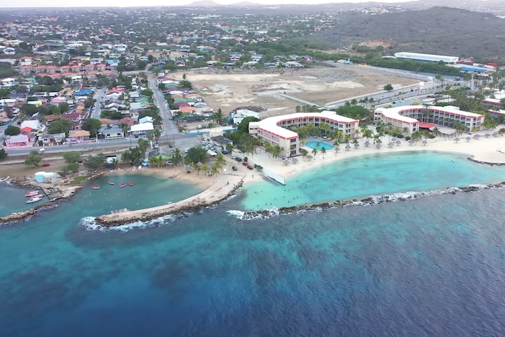 Localizada a cerca de 60 quilômetros da costa da Venezuela, a ilha de Curaçao integra o grupo das ilhas ABC, junto com Aruba e Bonaire, territórios autônomos ligados aos Países Baixos.