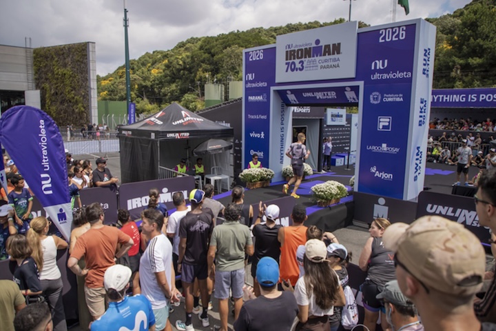 <p>Considerada uma das provas de resistência mais prestigiadas do mundo, a edição de 2026 reuniu cerca de 1,5 mil triatletas e um público total estimado em 8 mil pessoas.</p>
