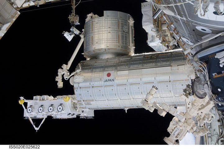 <p>As amostras foram instaladas na plataforma externa do módulo japonês Kibo e não tiveram nenhuma proteção extra enquanto ficaram no ambiente espacial.</p>
