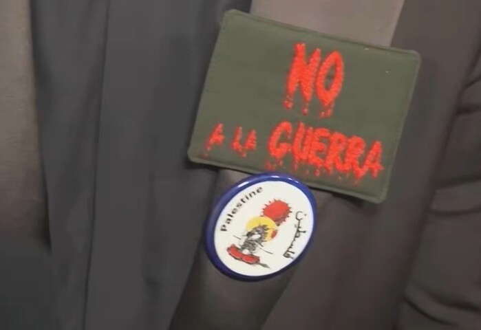 A frase chamou a atenção do público e ganhou grande repercussão nas redes sociais. Além disso, antes e durante a cerimônia, ele usou um broche escrito 