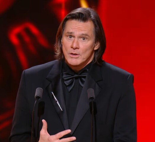 <p>Ele também agradeceu à filha Jane, ao neto Riley, à companheira Min Ah e ao pai, Percy Joseph Carrey. Ao final, ainda brincou com o público ao comentar: “Então, como foi meu francês? Quase medíocre, certo?”.</p>
