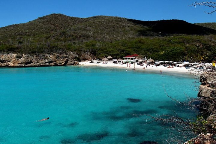 A ilha conta com aproximadamente 40 praias, principalmente na Costa Oeste, ideais para mergulho e snorkel, enquanto o litoral Norte é conhecido pelo mar mais agitado e seu relevo rochoso.