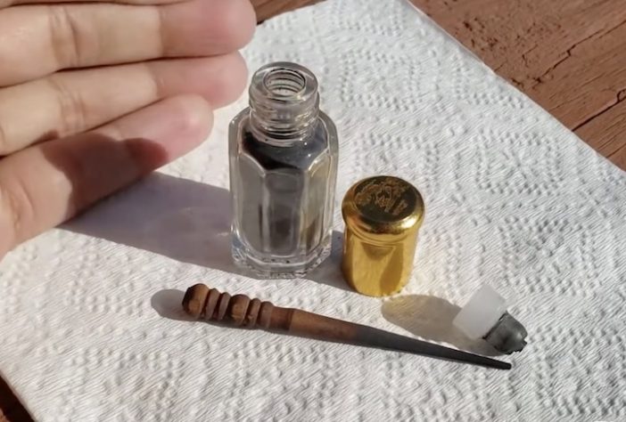 Khol, tradicional pigmento escuro utilizado ao redor dos olhos, delineador – Reprodução/YouTube