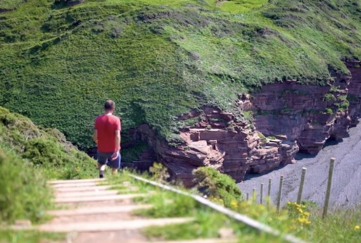 King Charles III England Coast Path - maior trilha ininterrupta do mundo é inaugurada na Inglaterra Reprodução/YouTube Natural England