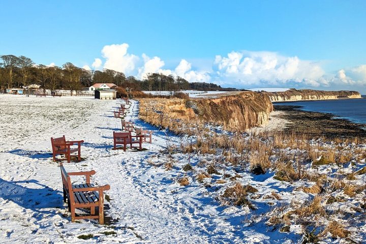 Em 19 de março de 2026, o rei Charles III inaugurou oficialmente o King Charles III England Coast Path, considerado o maior percurso costeiro de caminhada administrado do mundo. Com cerca de 4.330 quilômetros previstos, a rota acompanha o litoral da Inglaterra e reúne paisagens naturais, cidades históricas e praias. Embora já tenha grande parte de sua extensão aberta ao público, alguns trechos ainda estão sendo concluídos.' -  (crédito: King Charles III England Coast Path (Headland Way) by JThomas)