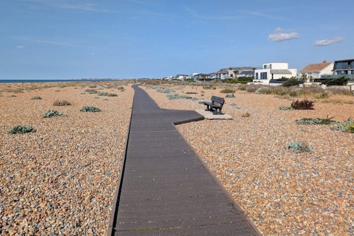 King Charles III England Coast Path - maior trilha ininterrupta do mundo é inaugurada na Inglaterra - King Charles III England Coast Path on Shoreham Beach by Mat Fascione