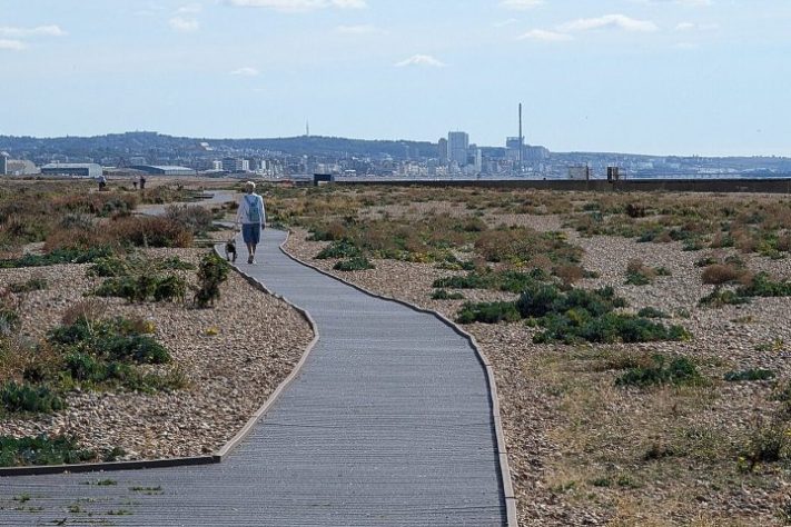King Charles III England Coast Path - maior trilha ininterrupta do mundo é inaugurada na Inglaterra | King Charles III England Coast Path on Shoreham Beach by Mat Fascione