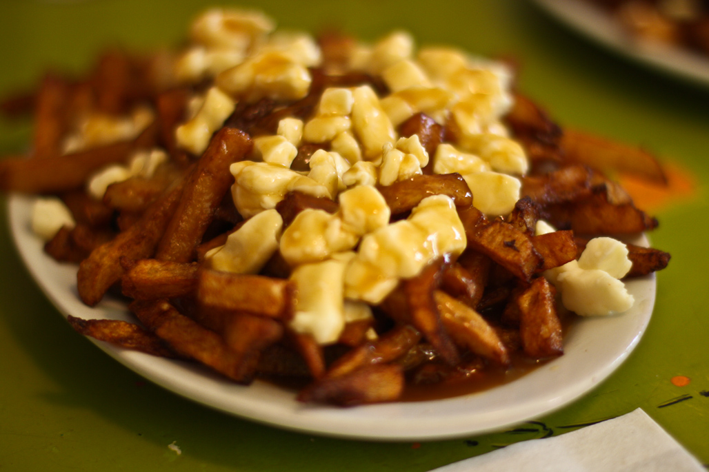 <p>Poutine — Canadá<br />
Prato popular feito com batata frita, queijo coalhado e molho quente. Surgiu na província de Quebec e se tornou símbolo da culinária canadense.</p>
