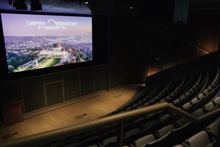 <p>O observatório também conta com o Teatro Leonard Nimoy Event Horizon, um auditório moderno utilizado para palestras e filmes educativos.</p>
