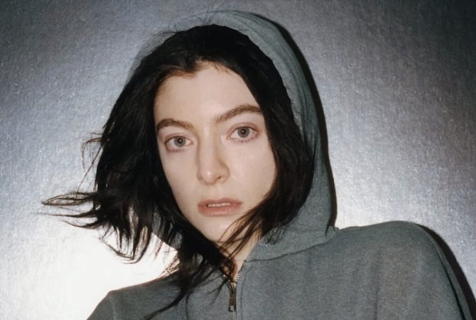 Show de Lorde é apontado como o melhor do Lollapalooza Brasil 2026; conheça mais sobre a artista neozelandesa