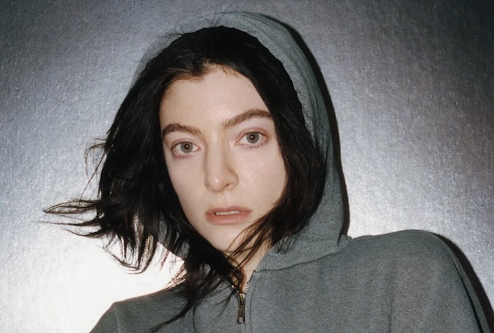 Lorde, nome artístico de Ella Marija Lani Yelich-O’Connor, nasceu em 7 de novembro de 1996, em Auckland, na Nova Zelândia, e tornou-se uma das vozes mais influentes do pop alternativo contemporâneo. Saiba mais sobre ela!