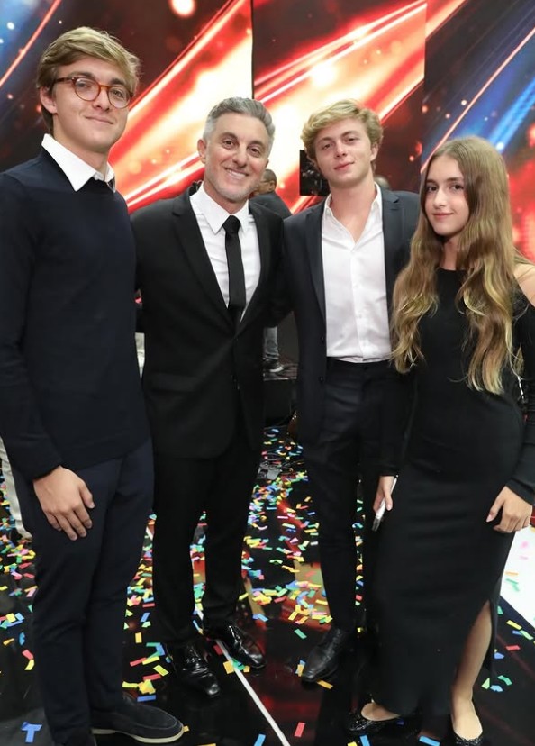 Nas redes sociais, Luciano Huck compartilhou um carrossel de fotos da premiação. Em um dos registros, o apresentador aparece ao lado dos filhos, Eva, Joaquim e Benício, que o acompanharam no evento. Quem não compareceu foi Angélica, esposa do apresentador, que justificou, em um vídeo publicado em sua rede social, que preferiu assistir a tudo de casa.
