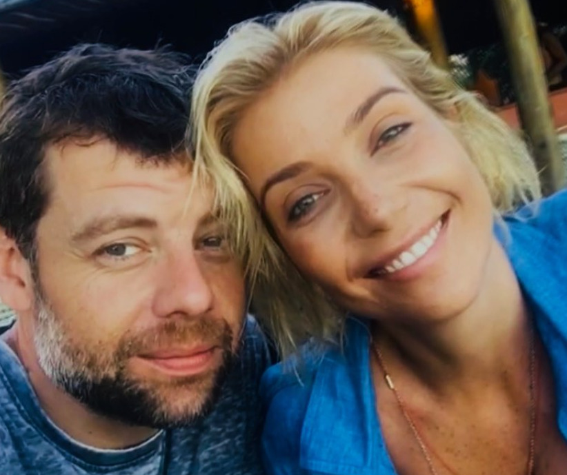 <p>Ela contou em entrevistas que sua conversão ocorreu em setembro de 2024 junto do marido. Até então, a cantora se definia como uma pessoa ecumênica e mantinha em casa referências a diferentes crenças. Segundo ela, o processo de mudança começou após um período que descreveu como de “desencantamento”, marcado por angústia e incertezas. Assim, ela passou a ouvir músicas religiosas e, depois, decidiu frequentar uma igreja evangélica.</p>
