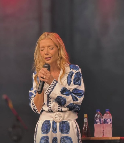 <p>Luiza Possi Gadelha, nascida no Rio de Janeiro no dia 26 de junho de 1984, é uma cantora, compositora e apresentadora que construiu sólida carreira na MPB e no pop desde o início dos anos 2000 cantanto músicas em diferentes idiomas, como português, inglês e espanhol.</p>
