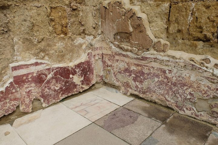 <p>Ao contrário de Madinat al-Zahra, que ainda conserva ruínas extensas, Madinat al-Zahira foi totalmente arrasada após a queda de Almanzor.</p>
