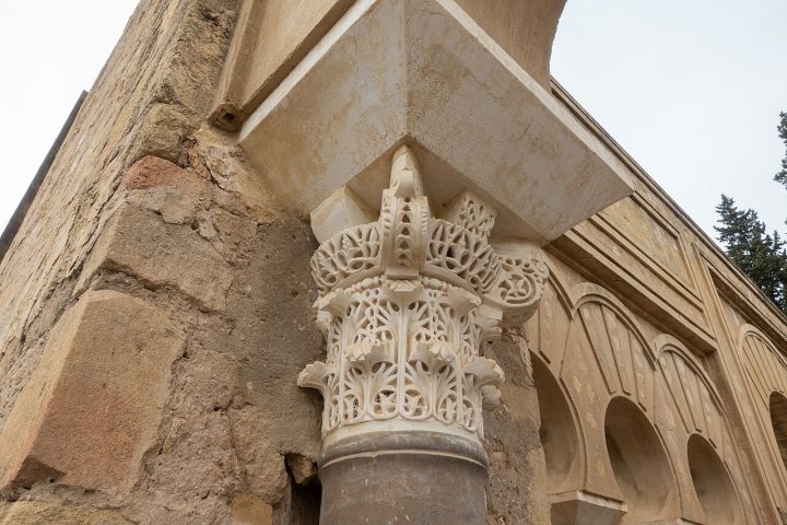 Textos medievais descrevem Madinat al-Zahira como uma cidade monumental concebida para rivalizar em prestígio com Madinat al-Zahra. Esta última havia sido fundada no século X por Abd al-Rahman III, primeiro califa do Califado de Córdoba.