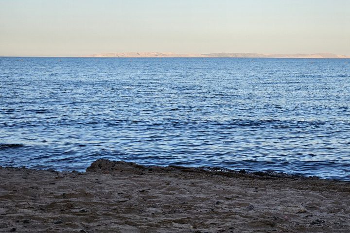 Exemplos de mares são o Mediterrâneo, historicamente o berço de muitas civilizações, e o Mar Vermelho com sua importância estratégica moderna devido ao Canal de Suez, que conecta o comércio global.