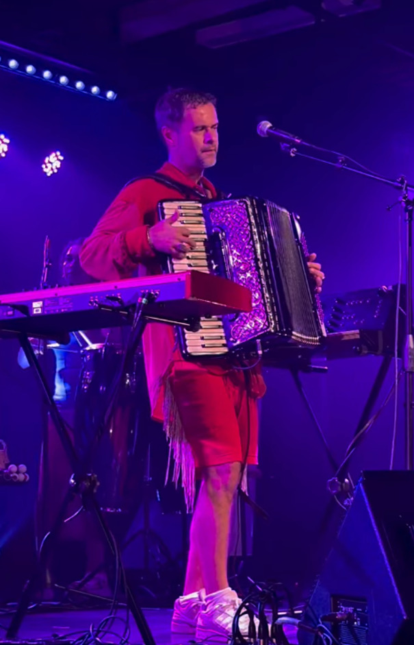 <p>Sua trajetória é marcada pela qualidade das composições e por uma identidade musical própria. Seu trabalho conquistou reconhecimento de artistas consagrados da música brasileira, como Marisa Monte, Carlinhos Brown, Arnaldo Antunes, Chico César, Elza Soares, Marina Lima e a Spok Frevo Orquestra, entre outros.</p>
