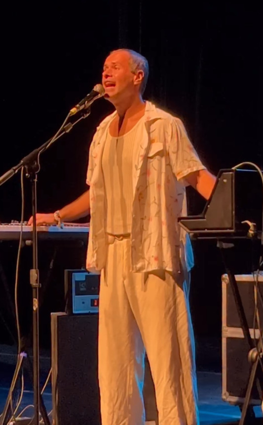 <p>Outras canções suas também integraram trilhas de telenovelas, como “Quarto de Dormir”, na novela “Lado a Lado”, exibida em 2012; “Feito para Acabar”, em “Flor do Caribe”, exibida em 2013, como tema dos personagens Ester, Cassiano e Alberto, interpretados por Grazi Massafera, Henri Castelli e Igor Rickli.</p>
