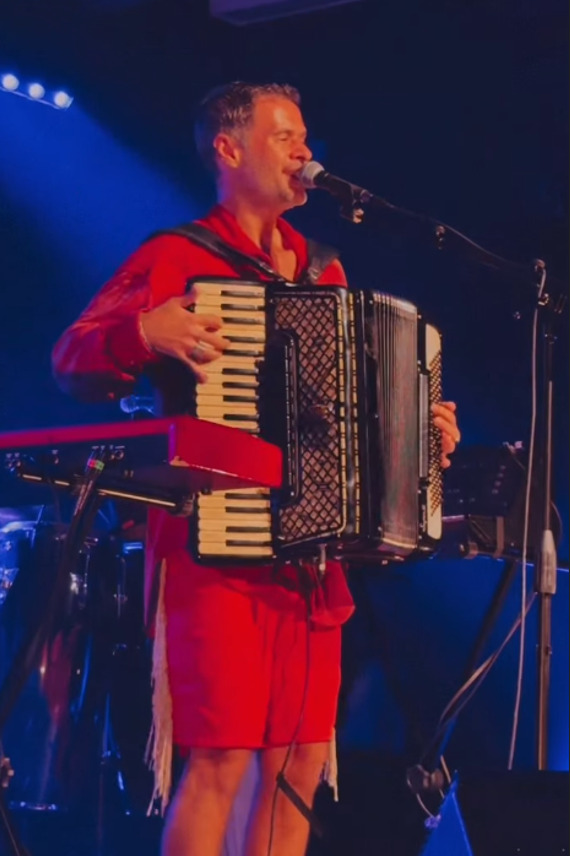 <p>Como compositor, ganhou projeção em 2008 com a canção “Amado”, em parceria com a cantora Vanessa da Mata, que integrou a trilha sonora da novela “A Favorita”, da TV Globo, como tema dos personagens Lara e Halley, interpretados por Mariana Ximenes e Cauã Reymond. Jeneci também compôs em parceria com nomes como Zé Miguel Wisnik e Luiz Tatit.</p>
