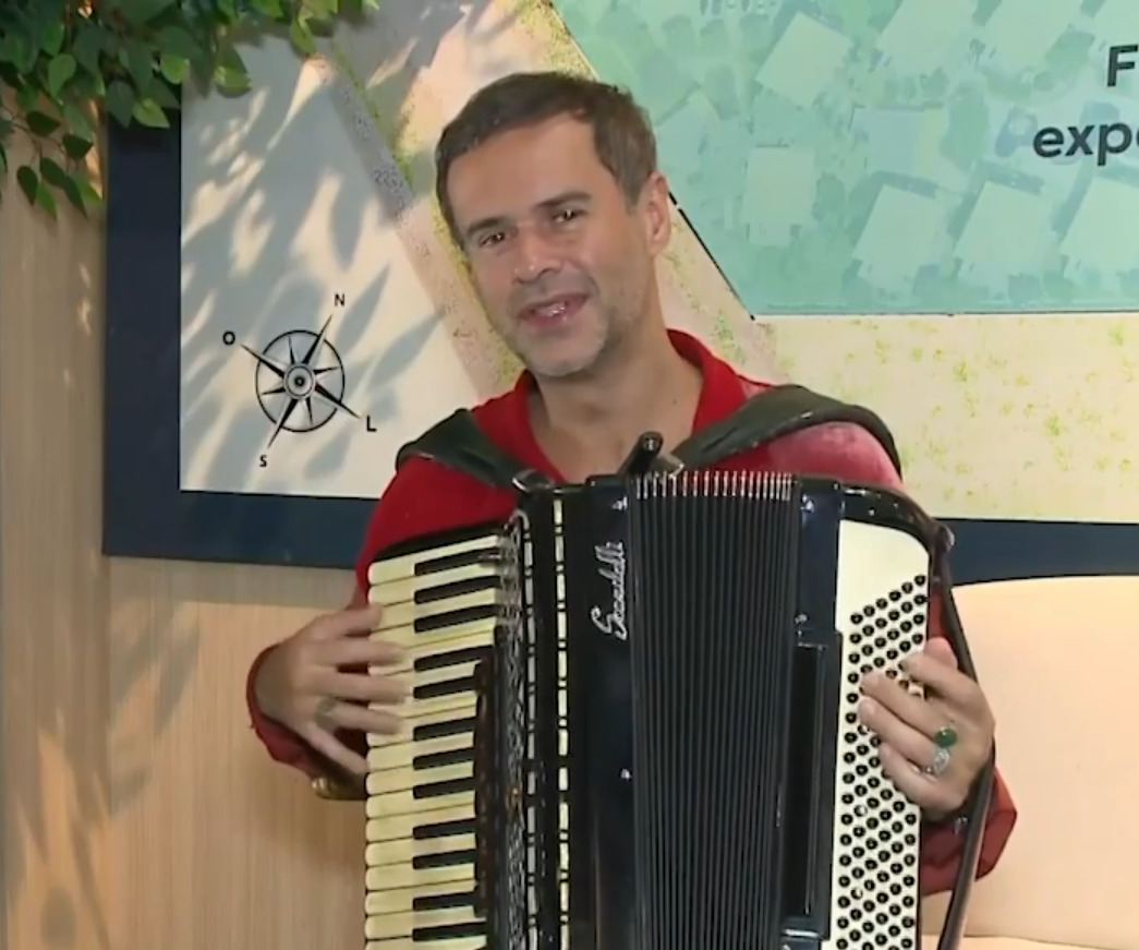 <p>Algumas de suas músicas alcançaram grande repercussão nas plataformas digitais, como “Pra Sonhar”, com mais de 34 milhões de visualizações no YouTube, e “Felicidade”, com mais de 24 milhões na mesma plataforma. Suas composições também ganharam destaque em trilhas sonoras de cinema, programas de TV e em mais de dez telenovelas.</p>
