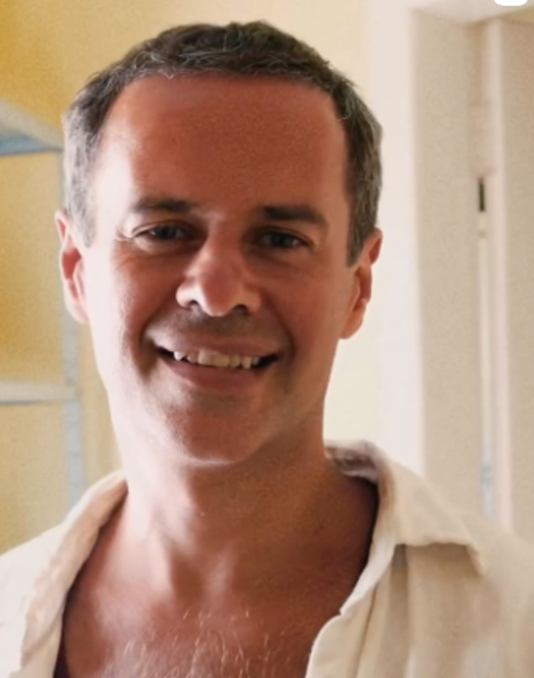 <p>O álbum “Solo”, lançado em 2025, representa uma nova fase em sua trajetória, com uma proposta mais íntima, madura e livre. No disco, voz, teclados e sanfona se combinam em uma sonoridade que transita entre o minimalismo e momentos mais expansivos. Segundo o artista, o projeto reúne sua versatilidade como instrumentista, cantor e compositor, além de explorar a expressividade e a força emocional presentes em cada canção.</p>
