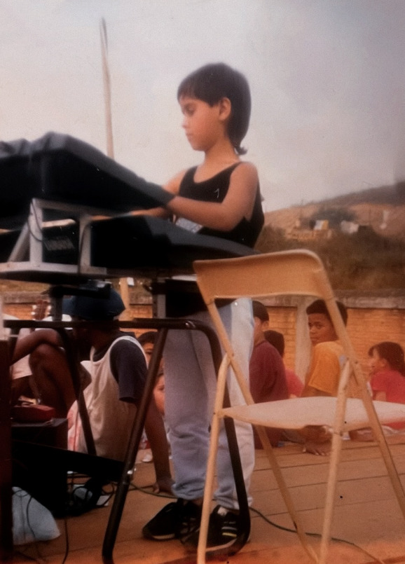 <p>O artista cresceu em Guaianases, na Zona Leste de São Paulo, onde teve os primeiros contatos com a música ainda na infância. Recebeu grande influência do pai, que consertava equipamentos eletrônicos e instrumentos musicais, incluindo a sanfona, paixão que Marcelo Jeneci compartilha em suas redes sociais.</p>
