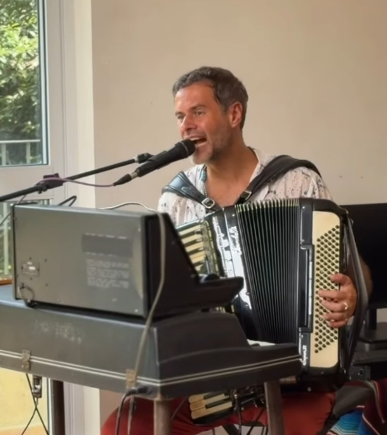 <p>Iniciou a carreira tocando sanfona na banda de Chico César, com quem excursionou pela Europa em 2000. Na ocasião, utilizou uma sanfona emprestada por Dominguinhos, instrumentista, cantor, compositor e exímio sanfoneiro, que, depois, decidiu presenteá-lo com o instrumento.</p>
