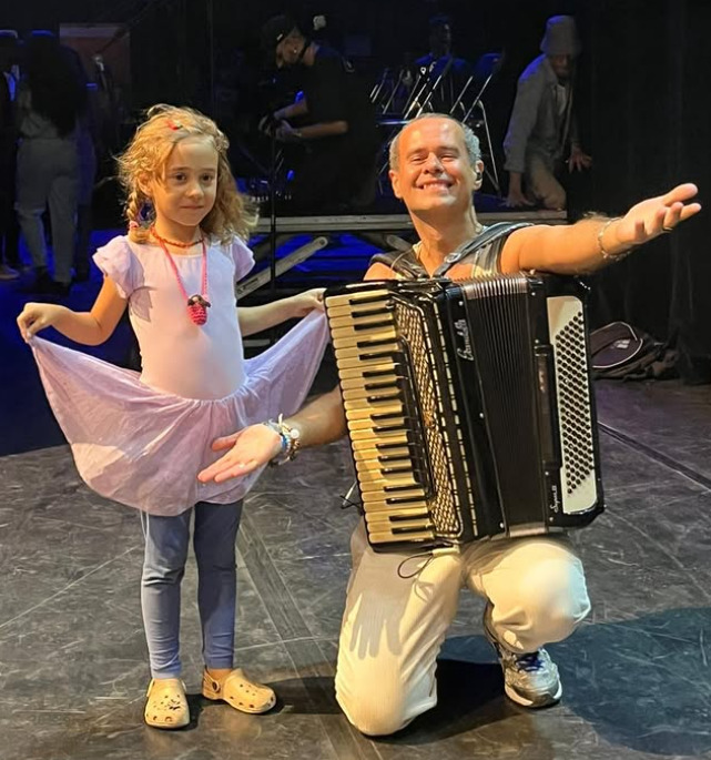 <p>No álbum “De Graça”, Jeneci compôs, em parceria com Raphael Costa, a canção “Nove Luas”, que aborda o processo simbólico de se tornar pai. Atualmente, o artista mantém uma relação próxima com sua filha, Rara, que o comove diariamente e atribui novos significados à sua vida.</p>
