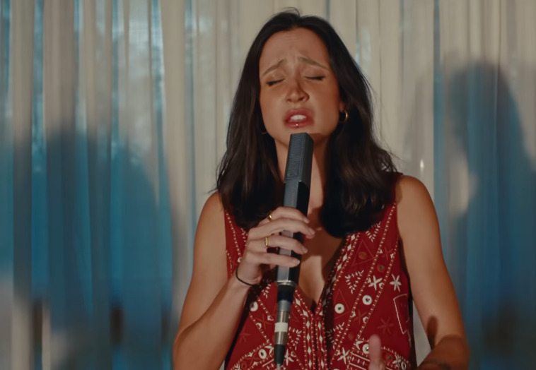 <p>O álbum deu origem a uma turnê nacional que passou por dez estados. No mesmo período, Mariana recebeu indicações no “Prêmio Multishow de Música Brasileira”, na categoria “Melhor Cover da Web”, pela versão de “Paradinha”, de Anitta, e no “Meus Prêmios Nick”, como “Melhor Canal Musical”.</p>
