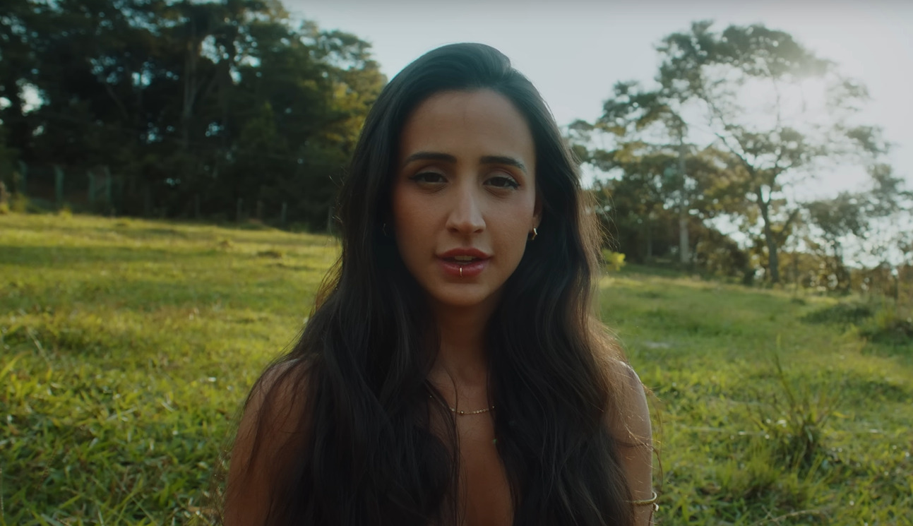 <p>O álbum “Quem É Ela?” apresenta uma nova fase na trajetória da cantora. Lançado em 2023, quando a artista tinha 25 anos, o trabalho reflete seu processo de amadurecimento e marca a transição da adolescência para a vida adulta. O título surge de um questionamento pessoal sobre identidade e transformação e reúne memórias, reflexões e experiências que acompanharam esse período da vida da cantora.</p>
