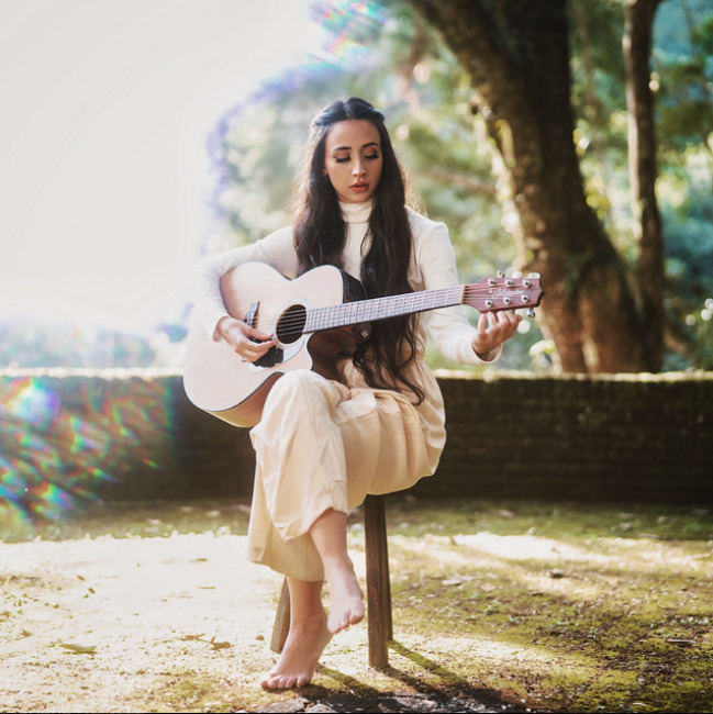 <p>Com esse álbum, Mariana foi indicada ao “Grammy Latino” de 2024 na categoria “Melhor Álbum de Engenharia de Gravação”. O disco reúne 12 faixas, em grande parte compostas pela própria artista, algumas em parceria com nomes como Vitor Kley e Rodrigo Melim.</p>
