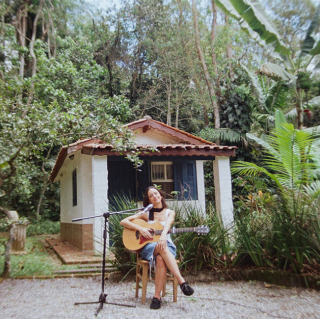 <p>Outros EPs e álbuns de Mariana Nolasco incluem o EP “Mariana Nolasco”, lançado em 2016; “Mariana Nolasco Sessions”, de 2019; “Tudo Planeta Borboleta – Ao Vivo”, de 2020; o EP “Um Só”, também de 2020; “Mariana Nolasco Sessions 2”, de 2021; o EP “Quero Te Contar”, de 2025; e “Mariana Nolasco Sessions 3”, de 2026.</p>
