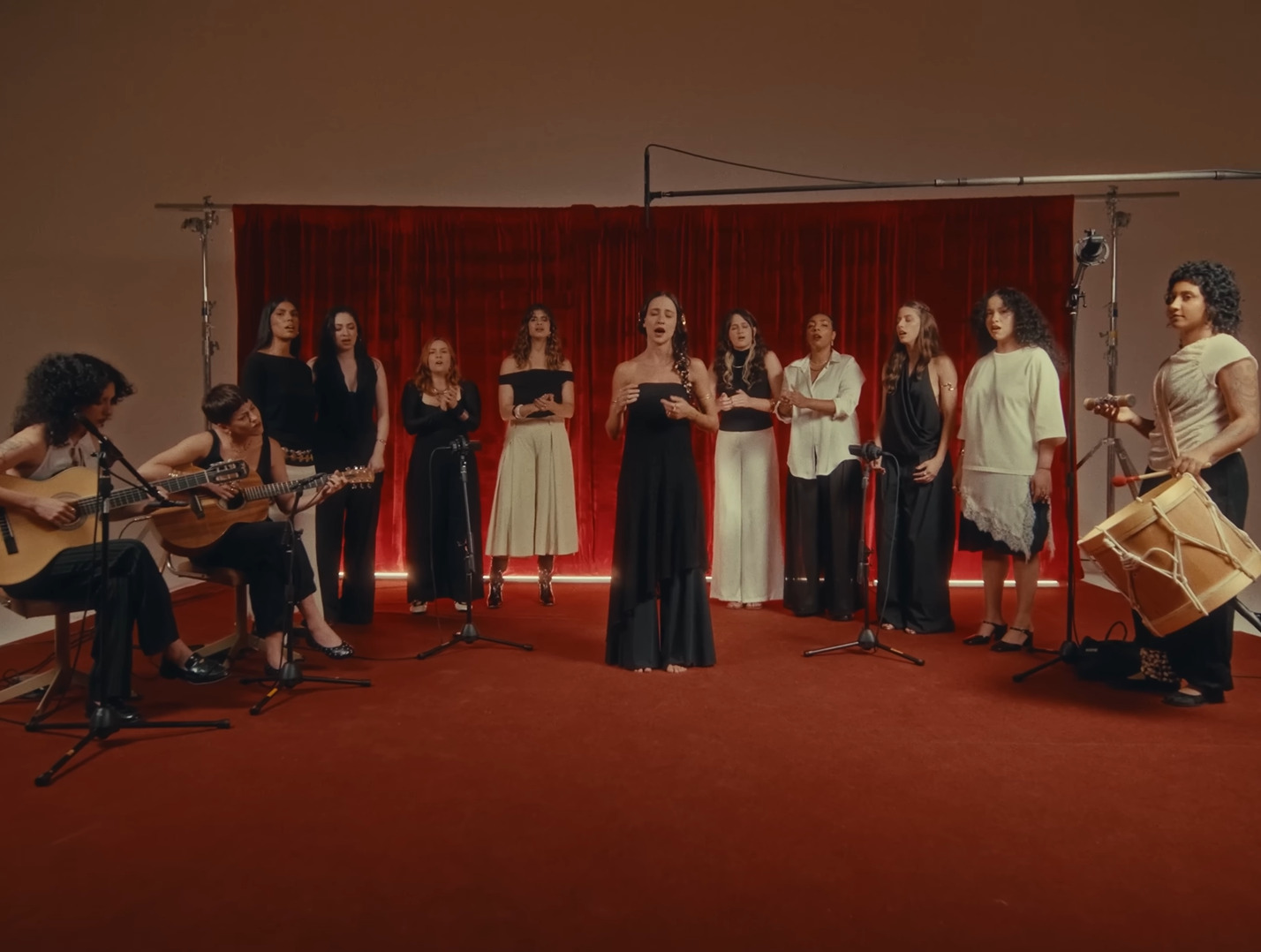 <p>Segundo a artista, a música reflete a união de mulheres diante de experiências de silenciamento. Na live session, o projeto reúne nove cantoras, Gab Veneziani, Vicka, Luiza Caspary, Victoria Kíu, Giovanna Bertonzini, Jess, Conce e Letícia Fagnani, além de três instrumentistas: Julie e Milena nos violões e Valentina na percussão. Ao todo, 12 mulheres participaram da gravação.</p>

