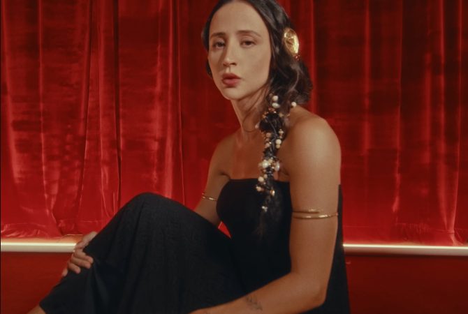 Mariana Nolasco lança versão ao vivo de “Pra Todas as Mulheres”