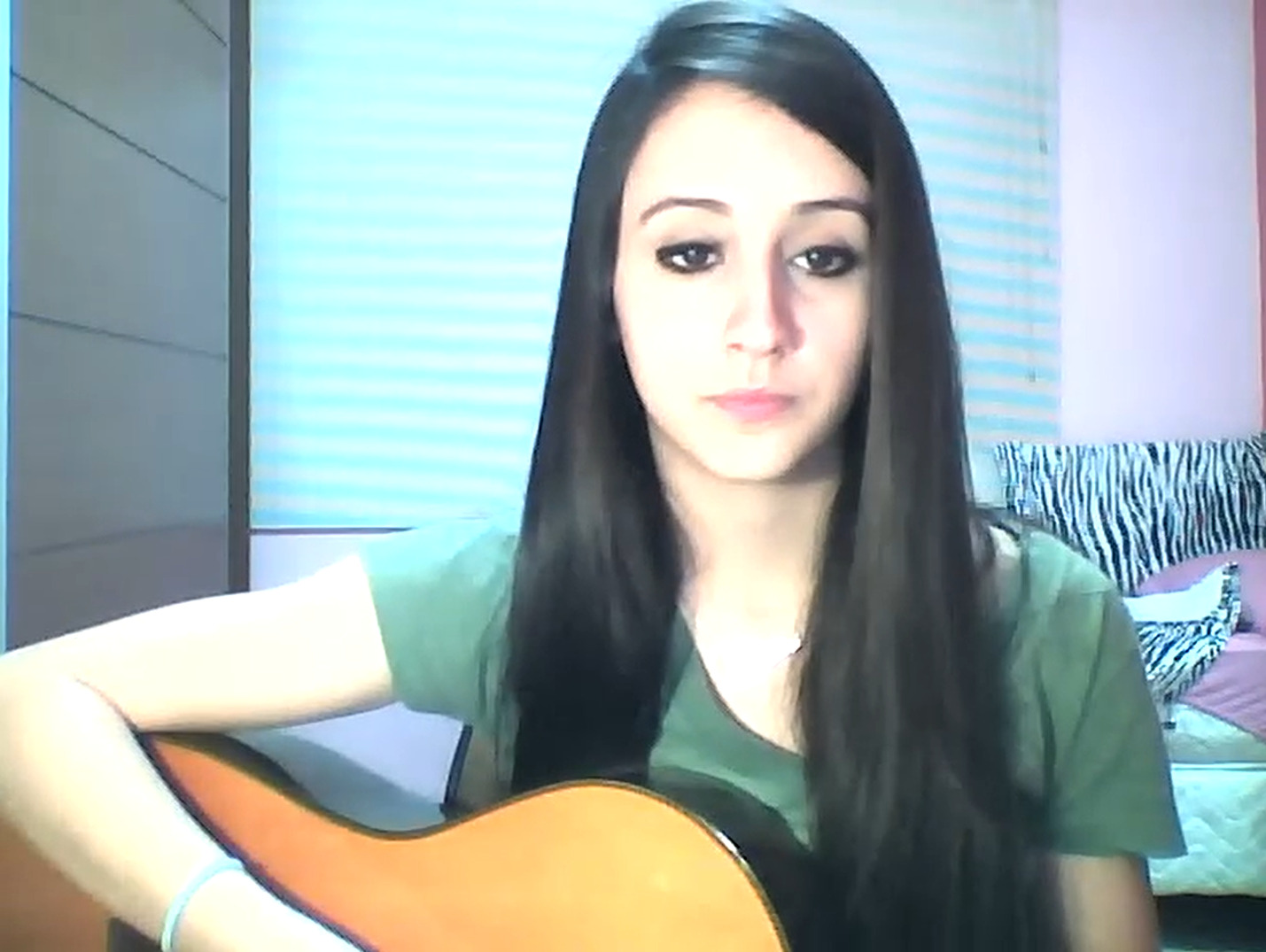 <p>Ela iniciou a carreira aos 13 anos, quando gravava versões acústicas, voz e violão, de músicas conhecidas em seu quarto e as publicava em seu canal no YouTube. Mariana ganhou destaque após divulgar covers de clássicos como “Ai Que Saudade D’ocê”, “Anunciação” e “Vamos Fugir”. Com isso, passou a conquistar grande visibilidade e foi incluída pela própria plataforma entre os “Top 70” criadores da América Latina.</p>
