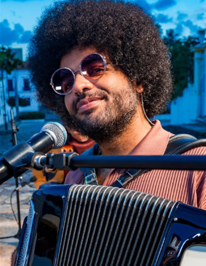 <p>Entre suas músicas mais conhecidas estão “Enquanto a chuva não vem”, “Saudade chama por você” e “O mundo é nós”, parceria com Bráulio Bessa que integrou a trilha sonora da novela “Mar do Sertão”. O repertório também inclui “Eu e você” e “Ansiosos pra viver”.</p>
