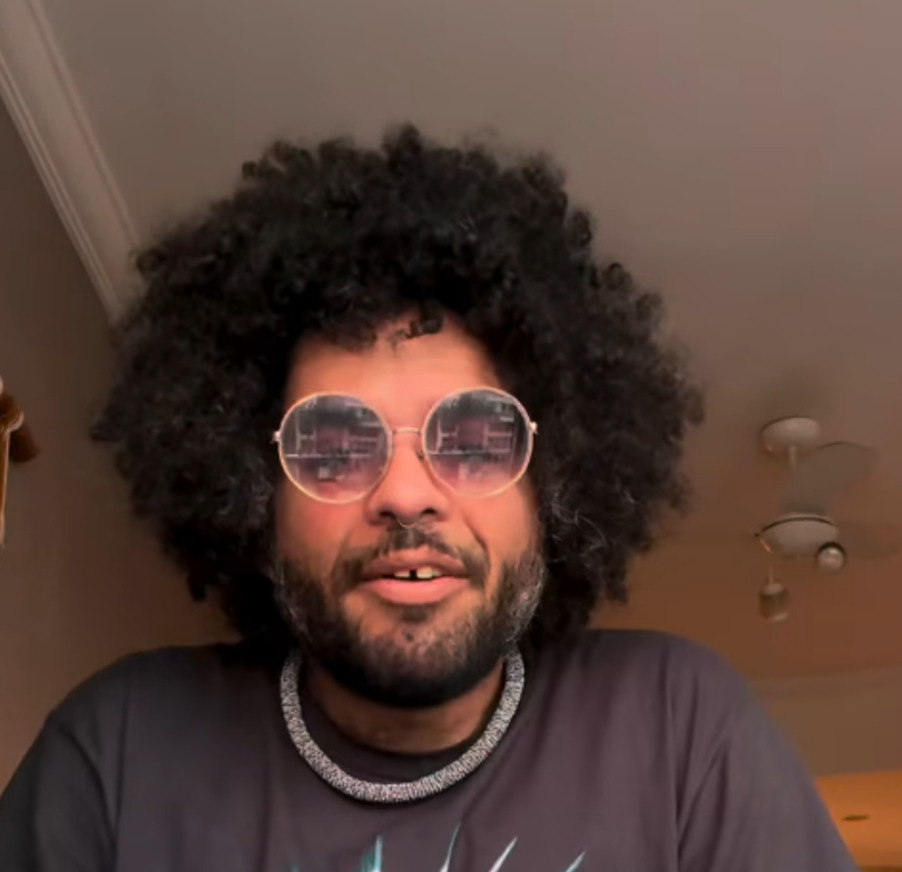 <p>Oriundo de uma família de músicos, tem forte herança musical: seu avô foi o tocador de oito baixos Manezinho do Carira; seu pai, Erivaldo de Carira, também é sanfoneiro; seu irmão, Erivaldinho, segue o mesmo caminho; e sua irmã, Thaís Nogueira, atua como cantora.</p>
