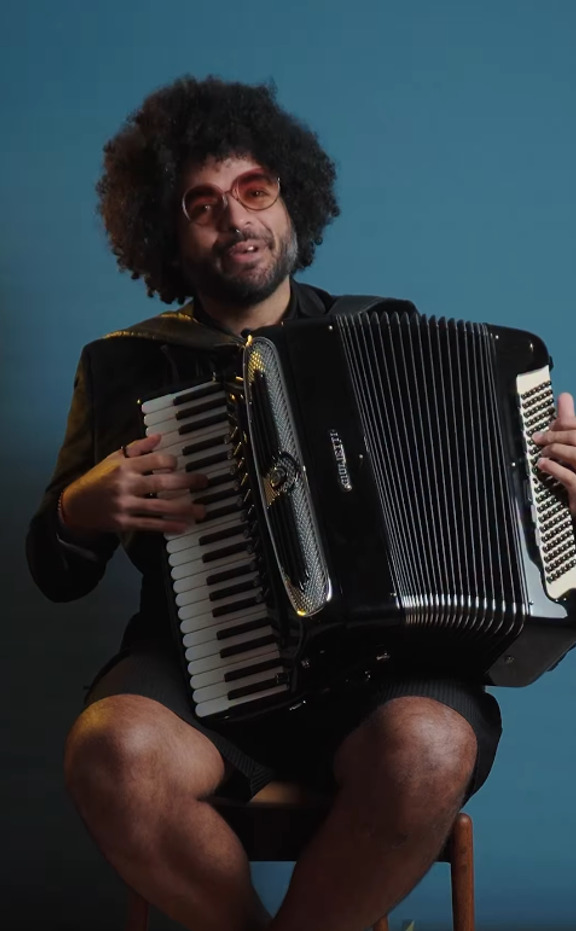 <p>Mestrinho, nome artÃ­stico de Erivaldo JÃºnior Alves de Oliveira, nasceu em Itabaiana, Sergipe, em 18 de novembro de 1988. Ã? sanfoneiro, cantor, compositor e arranjador, e ganhou destaque ao dominar a sanfona ainda jovem, por volta dos 21 anos.</p>
