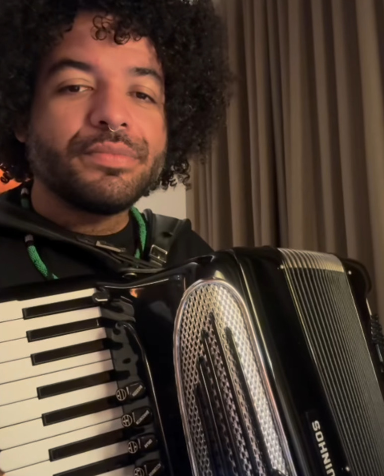 <p>Mestrinho começou cedo a se interessar pela música. Ele ganhou o primeiro acordeon aos 5 anos e, aos 6, já tocava sanfona, quando aprendeu “Asa Branca”. Pouco depois, passou a fazer testes para bandas e iniciou participações em apresentações e turnês.</p>
