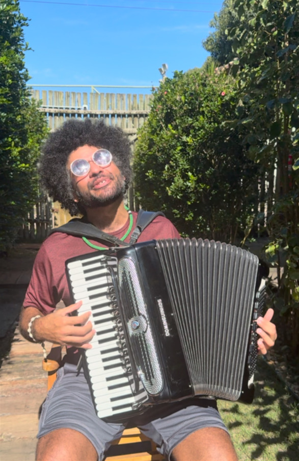 <p>Aos 17 anos, se mudou para São Paulo em busca de novas oportunidades, onde fundou o Trio Juriti e ampliou sua experiência profissional. Em seguida, recebeu convite de Dominguinhos para integrar sua banda, e se tornou músico fixo do artista.</p>
