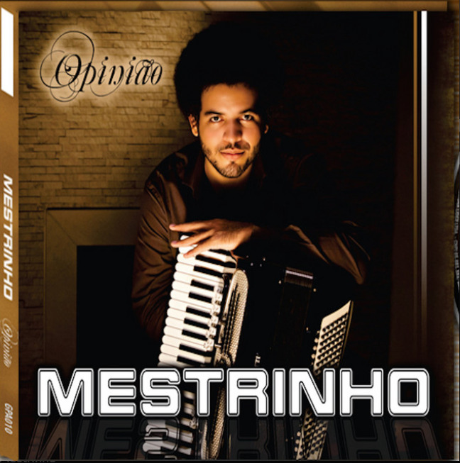 <p>A carreira solo teve início em 2014, com o álbum “Opinião”, e seguiu com trabalhos e parcerias com nomes como Gilberto Gil, Hermeto Pascoal e Elba Ramalho, com quem também excursionou no Brasil e no exterior. Destacou-se ainda como o primeiro sanfoneiro a realizar um show solo no Rock in Rio.</p>
