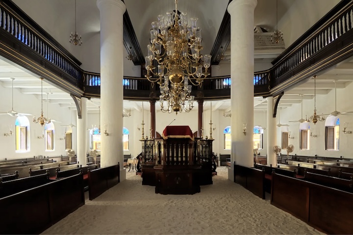 Curaçao também é conhecida por abrigar uma das comunidades judaicas mais antigas das Américas, com a histórica Sinagoga Mikvé Israel-Emanuel, inaugurada no século 18 e cujo chão é coberto de areia branca. 